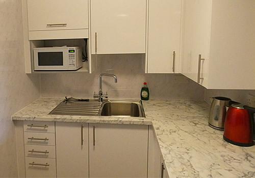 Photo Gallery Image - The small kitchen with sink, microwave and kettle